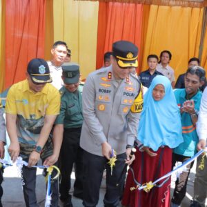 Polri Peduli, Polres Lamongan Salurkan Bantuan Bedah Rumah untuk Warga