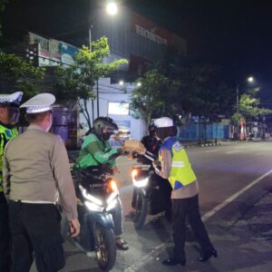 Patroli Sahur Ramadhan Polres Bojonegoro Berbagi Nasi Kotak Untuk Warga