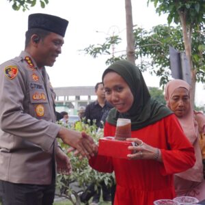 Berkah Ramadhan, Polresta Sidoarjo Berbagi Takjil untuk Masyarakat