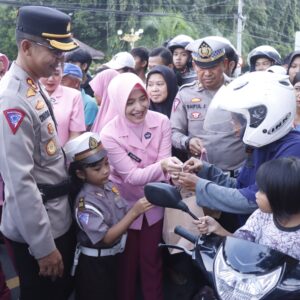 Ramadhan Berkah, 500 Paket Takjil Untuk Warga Dibagikan oleh Bhayangkari Polres Situbondo