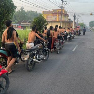 *Balap Liar di Jombang Dibubarkan, Polisi Amankan 35 Remaja dan 22 Sepeda Motor*