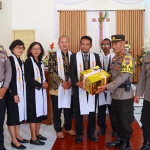 *Polres Jombang Gelar Minggu Kasih di Gereja Kristen Jawi Wetan Karangmojo Plandaan Jombang*