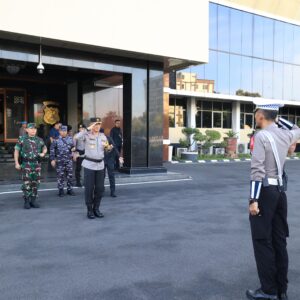 Pimpin Apel Gelar Pasukan Operasi Ketupat Semeru 2024 Kapolda Jatim Targetkan Zero Kecelakaan
