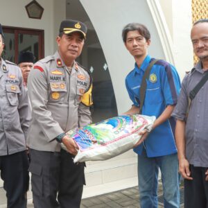 *Polres Jombang Salurkan Zakat Fitrah Kepada Duafa dan Difabel*