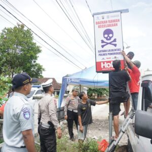 Jelang Mudik Polres Ponorogo Pasang Neon Box di Jalur Rawan Kecelakaan