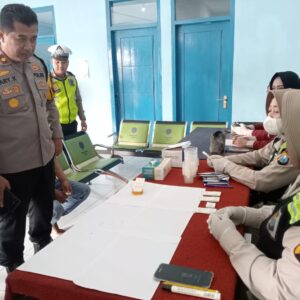 *Ratusan Sopir Angkutan Umum di Terminal Kepuhsari Jombang Dilakukan Tes Urine*