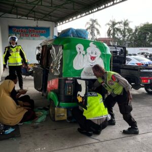 Salut Polisi Bantu Dorong Bajaj Pemudik Asal Jakarta Tujuan Banyuwangi yang Mogok di Mojokerto