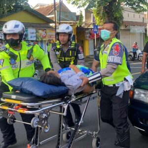 Tim Reaksi Cepat Polres Malang Evakuasi Warga Sesak Nafas Saat Mudik Lebaran