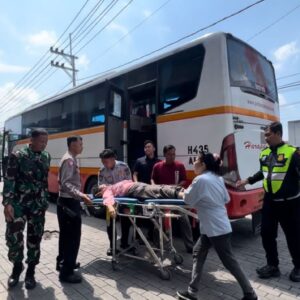 Gercep Polisi Beri Pertolongan Pemudik di Kota Mojokerto yang Pingsan di Bus