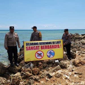Cegah Laka Laut Polisi Pasang Banner Himbauan di Pantai Pamekasan