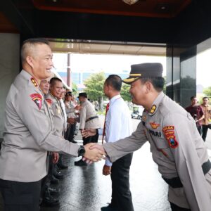 Hari Kesadaran Nasional, Kapolda Jatim Kembali Beri Penghargaan Anggota Berprestasi