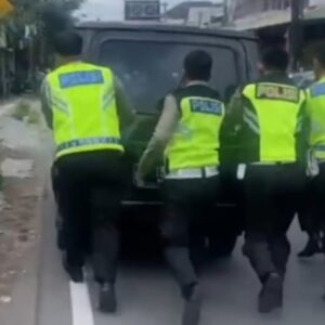 OPS Ketupat Semeru 2024 Polisi Bantu Kendaraan Pemudik Mogok di Kota Kediri
