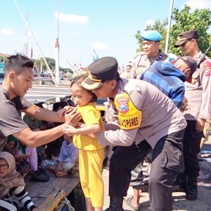 Antisipasi Arus Balik Mudik Kedua Polres Probolinggo Kota Siagakan Personel di Pelabuhan Tanjung Tembaga
