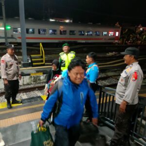 Sinergitas TNI Polri, Patroli di Stasiun Ngawi Antisipasi Arus Balik Mudik Tahap Dua