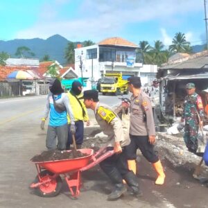 Sinergitas TNI Polri Bersihkan Saluran Air Pasca Banjir di Lumajang