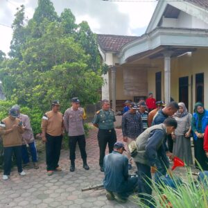 Cegah DBD Polisi Dampingi Dinkes Tulungagung Lakukan Fogging
