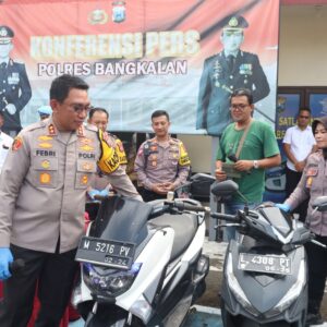Kapolres Bangkalan Serahterimakan Motor yang Hilang 6 Tahun Silam Kepada Pemiliknya