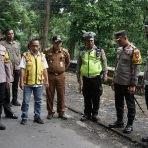 Kapolres Jember Cek Jalan Lintas Gumitir yang Retak Himbau Kendaraan Berat Lewat Jalur Pantura