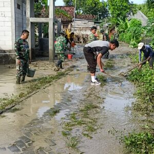 Polisi Bersama TNI dan Warga Gotong Royong Bersihkan Material Luapan Sungai Jurang Dandang di Nganjuk