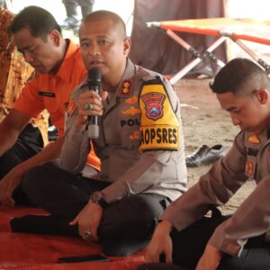 Polres Mojokerto Salurkan Bantuan Untuk Warga Terdampak Tanah Longsor di Dlanggu