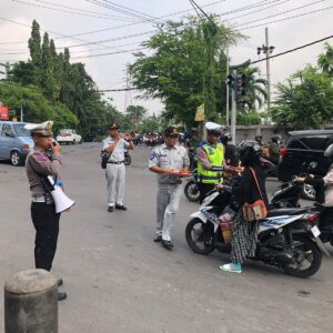 Berbagi Coklat Polres Gresik Gelar Kampanye Simpatik Keselamatan di Jalan