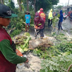 Polisi dan TNI Bersama Warga Gotong Royong Tangani Bencana Angin Kencang Landa 3 Desa di Tulungagung