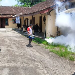 Sidokkes Polres Ngawi Lakukan Fooging Cegah Wabah DBD