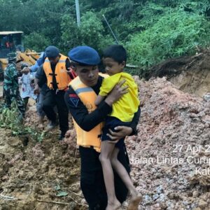 TNI-Polri Bantu Warga Buka Akses Jalan Putus Akibat Longsor