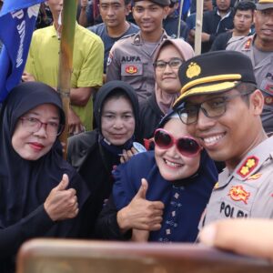 Berbagi Air Minum Saat Aksi Damai Buruh, Kapolres Situbondo Diserbu Emak-Emak Minta Selfie