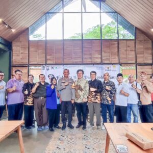 Perayaan May Day, Kapolres Lumajang Ngobrol Santai Bersama Serikat Buruh