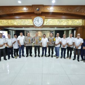 Kapolda Jatim dan Dua Komisaris Besar Polisi Raih Penghargaan PWI Jatim Award 2024