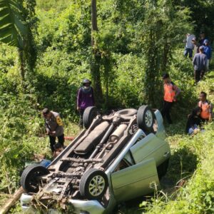 Gercep Polisi dan Relawan Berhasil Evakuasi Korban Mobil Terjun ke Jurang di Mojokerto