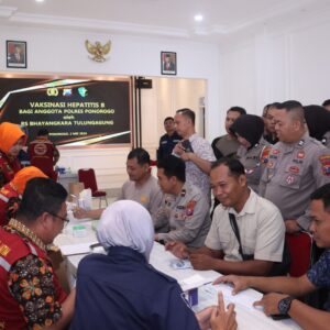 Polres Ponorogo Gelar Vaksinasi Hepatitis B dan Deteksi Dini Narkoba Bagi Anggota