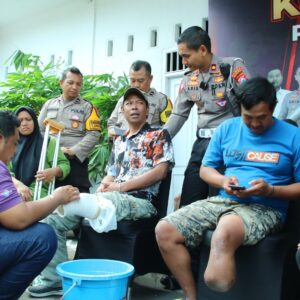 *Sambut Hari Bhayangkara Ke-78, Polresta Malang Kota Beri Kaki Palsu Untuk Puluhan Disabilitas*