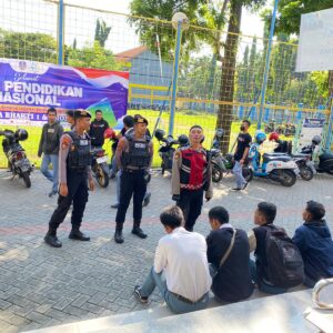 Puluhan Polisi Patroli Cegah Konvoi Kelulusan Sekolah di Jombang  Radarposnusantara.id — Polres Jombang Polda Jatim. Puluhan personel Polres Jombang Polda Jatim disebar untuk melakukan patroli di hari kelulusan siswa SMA.   Kegiatan ini bertujuan untuk mencegah kegiatan konvoi sepeda motor yang kerap dilakukan oleh siswa merayakan kelulusan sekolah.  Patroli untuk mencegah konvoi kelulusan sekolah ini dilakukan Satuan Samapta Polres Jombang pagi tadi hingga siang hari.   Puluhan personel dikerahkan untuk berpatroli di jalan raya Jombang dan beberapa titik yang dinilai berpotensi untuk dipakai konvoi.  “Patroli ini untuk mencegah adanya konvoi kelulusan. Kita lakukan patroli di jalan-jalan yang ada di Jombang,” kata Kasat Samapta Polres Jombang Iptu Aly Efendi, Senin (06/05/2024).  Iptu Aly mengatakan, patroli yang ia lakukan bertujuan mencegah adanya konvoi kelulusan sekolah.  Hal ini kata Iptu Aly konvoi kelulusan kerap kali memicu bentrok antarpelajar di jalanan.  “Karena biasanya konvoi itu memicu bentrok antar pelajar dan juga mengganggu ketertiban masyarakat dan pengguna jalan,” ucap Iptu Aly.  Dengan patroli ini diharpakan tidak ada pelajar yang merayakan kelulusan dengan berkonvoi di jalanan.  Terpisah, Kapolres Jombang AKBP Eko Bagus Riyadi mengimbau agar para pelajar tidak melakukan konvoi kelulusan sekolah. Ia meminta agar kelulusan sekolah dirayakan dengan kegiatan positif.  “Stop konvoi kelulusan sekolah. Mari kita rayakan kelulusan dengan kegiatan postif. Bukan dengan aksi konvoi kendaraan yang mengganggu dan melanggar lalu lintas,” pungkasnya.(*)