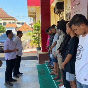 Polisi Beri Pembinaan 8 Pemuda yang Diamankan di Alun – alun Kraksaan.