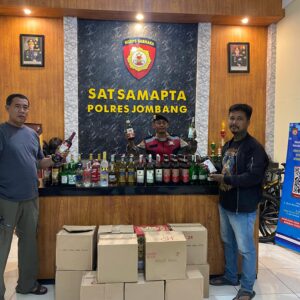 *Polisi Amankan Seorang Pemuda dan Ratusan Botol Miras dari Berbagai Merk*