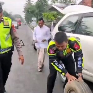 Cepat Dekat dan Bersahabat Polisi Bantu Pengendara yang Kesulitan Saat Ban Mobilnya Bocor di Jalan Raya Lumajang