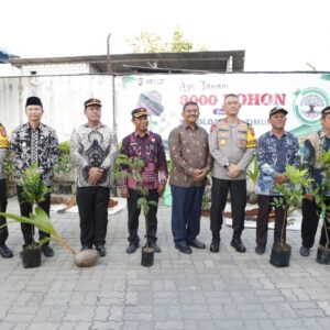 Peduli Lingkungan Kapolda Jatim Tanam dan Berbagi Bibit 3.000 Pohon di Gresik
