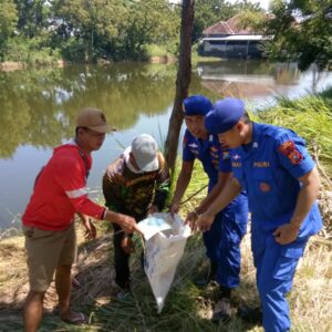 Peduli Lingkungan Polresta Sidoarjo Bersama Warga Bersihkan Sampah di Pesisir Pantai