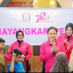 Sapa Pengungsi Banjir Bandang Sumbar, Ketum Bhayangkari Hibur Anak-anak Pengungsi