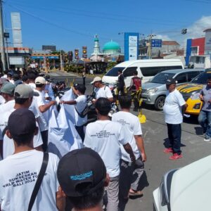 Bersama Polisi Jaga Jalur Penyeberangan di Pelabuhan Rakyat Pokmas Kelautan Banyuwangi Dukung WWF ke -10