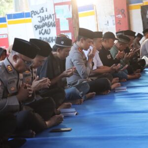 Polres Malang Bareng JSKK dan PK3 Gelar Doa Bersama di Pintu 13 Stadion Kanjuruhan