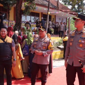 Polda Jatim Gelar Baksos dan Bakkes Laksanakan Program “Polisi Baik” di Lamongan