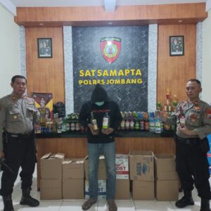 *Berantas Miras di Jombang, Polisi Amankan Ratusan Botol Beserta Penjualnya*