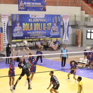 PBVSI Jatim Gelar Kejurprov Antar Klub U – 17 di Bojonegoro 	 Radarposnusantara.id — Polres Jombang Polda Jatim,  Pengurus Provinsi Persatuan Bola Voli Seluruh Indonesia (PBVSI) Jawa Timur (Jatim) menyelenggarakan event kejuaraan provinsi (Kejurprov) bola voli antar klub se Jatim usia 17 di Kabupaten Bojonegoro.  Event kejurprov bola voli antar klub se Jatim diselenggarakan pada tanggal 26 Mei sampai dengan 1 Juni 2024 di Gelanggang Olah Raga(GOR) Polres Bojonegoro dan GOR Ngumpakdalem Bojonegoro.  Hal ini dikatakan oleh Ketua Umum Pengprop PBVSI Jatim Irjen Pol Drs Imam Sugianto Msi yang juga Kapolda Jawa Timur, melalui Kabidhumas Polda Jatim, Kombes Pol Dirmanto selaku Ketua Harian PBVSI Pengprov Jatim saat menghadiri pertandingan bola voli di Bojonegoro,Minggu (26/5).  Kombes Pol Dirmanto mengatakan bahwa kejuaraan ini bertujuan untuk meningkatkan iklim pembinaan di Pengprov PBVSI Jatim.   “Ini merupakan program jangka panjang mulai usia dini dan pengkaderan atlet bola voli Jatim,”ujar Kombes Pol Dirmanto.  Menurut Kabidhumas Polda Jatim ini, Kejurprov junior tersebut juga dijadikan sebagai ajang untuk persiapan Kejuaraan Nasional (kejurnas) antar klub dan sukses prestasi serta sukses pembinaan.  “Kejurprov ini untuk mencari bibit-bibit atlit atau klub yang bagus dan berprestasi yang nantinya akan mewakili Jawa Timur dalam event kejuaraan bola voli tingkat Nasional,” kata Kabidhumas Polda Jatim selaku Ketua Harian PBVSI Pengprov Jatim.  Menurut Kombes Dirmanto, kejurprov antar klub U-17 se Jatim diikuti 43 klub (Putra) dan 39 klub (Putri).   Peserta kejurprov bola voli ini adalah klub bola voli yang terdaftar pada Pengkot/Pengkab setempat, dan direkomendasi oleh Pengurus PBVSI Kota/Kabupaten.  “Klub Putra dan Putri yang masuk grand final akan mewakili Jawa Timur pada kejurnas bola voli U-17 antar klub bulan Juli mendatang di Jogyakarta,” pungkasnya. (seco)