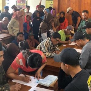 Kolaborasi Wujudkan Harkamtibmas Polresta Banyuwangi dan PT Bumisari Bagikan Tali Asih untuk Warga Pakel