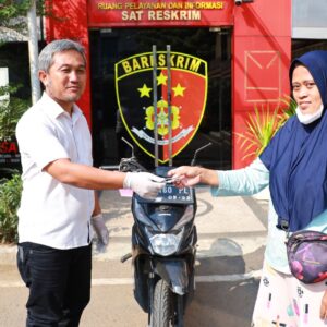*Hati Riang Seorang Emak Saat Motornya yang Hilang Ditemukan dan Dikembalikan Polres Tanjungperak*