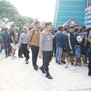 *Polda Jatim Lakukan Penyekatan Suporter Persib Tindaklanjuti Keputusan PSSI*
