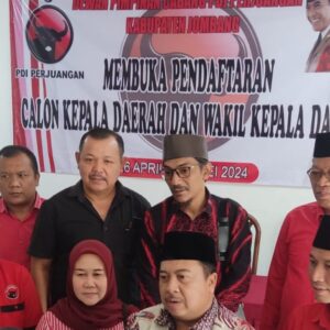 H Warsubi, SH. MSi Daftar Bakal Calon Bupati ke Kantor DPC PDI Perjuangan Jombang Berharap Dapat Rekom.